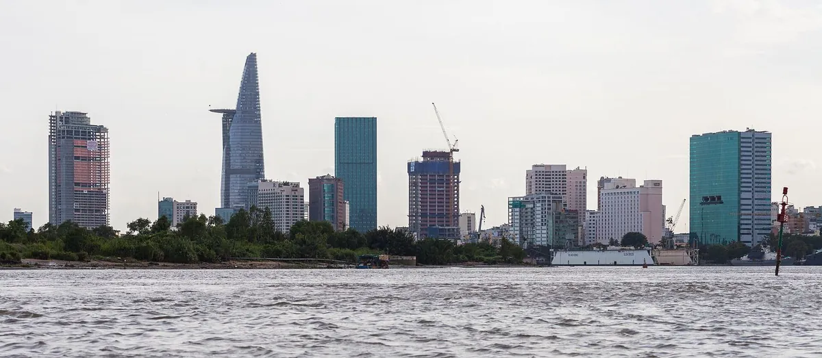 Sông Sài Gòn và cảnh quan Thành phố Hồ Chí Minh.